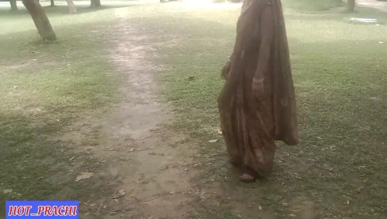 Hot prachi: Village Beautiful Bhabhi Ciasne cipki outdoor w lesie Sex Wideo,...