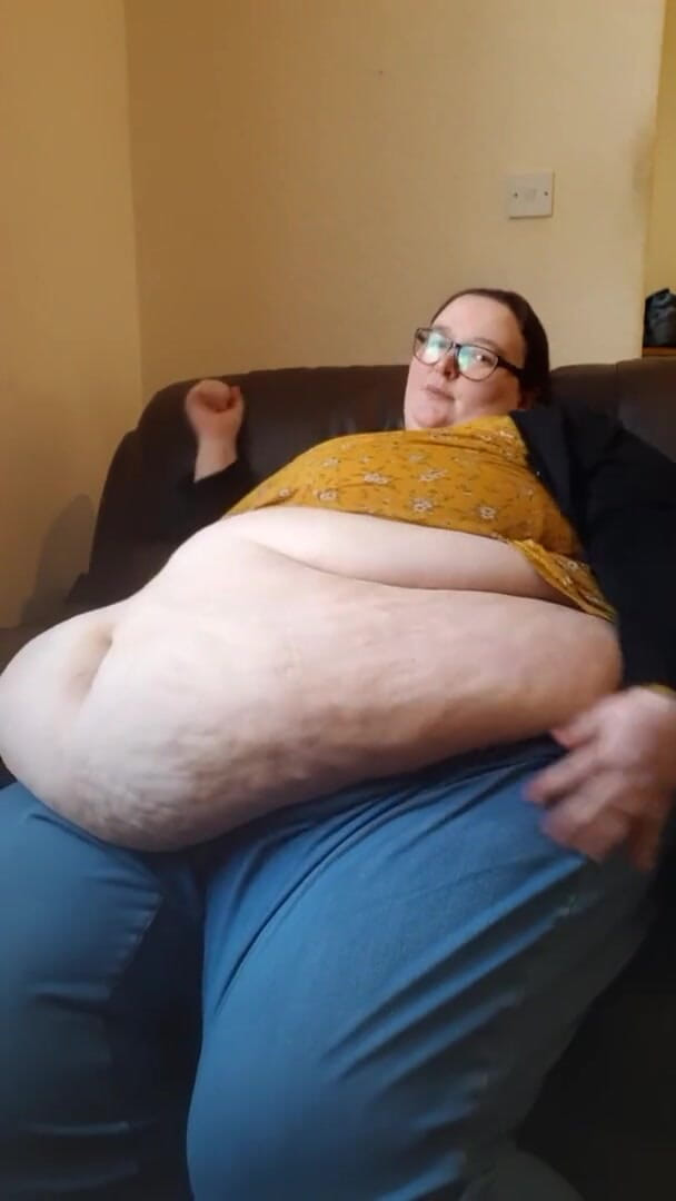 SSBBWLadyBrads: SSBBW comendo bolo com barriga para fora
