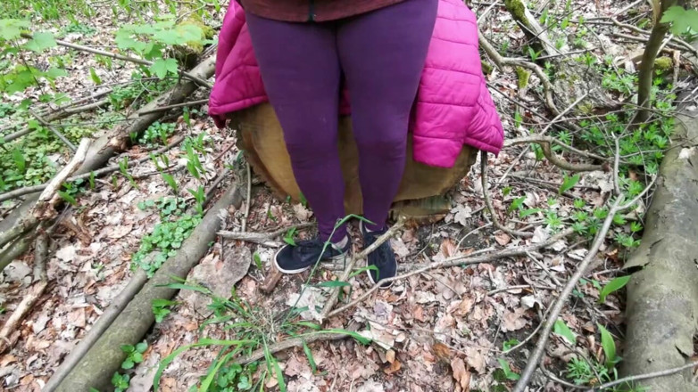 Bouncy Tits Action: Výprask vagíny a koz venku