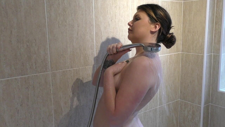 Jasmine brooks: Cewek seksi ini lagi asik mandi