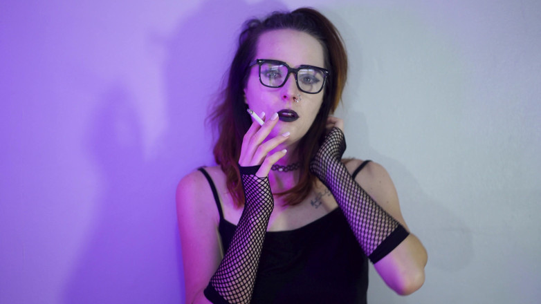 Alicia Robertz: Ragazza gotica che fuma in calze a rete
