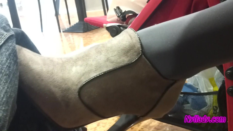 Nyllady: 내 회색 미니 부츠로 남편을 쓰다듬는 바에서