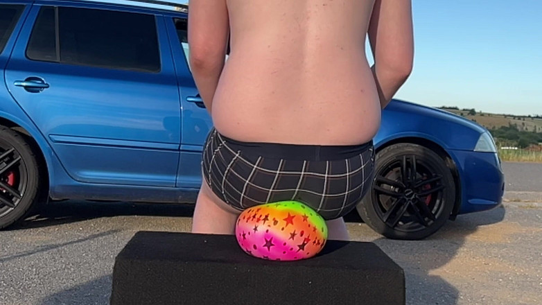 BeachBallsDuo: 10 sehr weiche gummikugeln wurden agressiv zerquetscht! Bigbootylucy und drache...