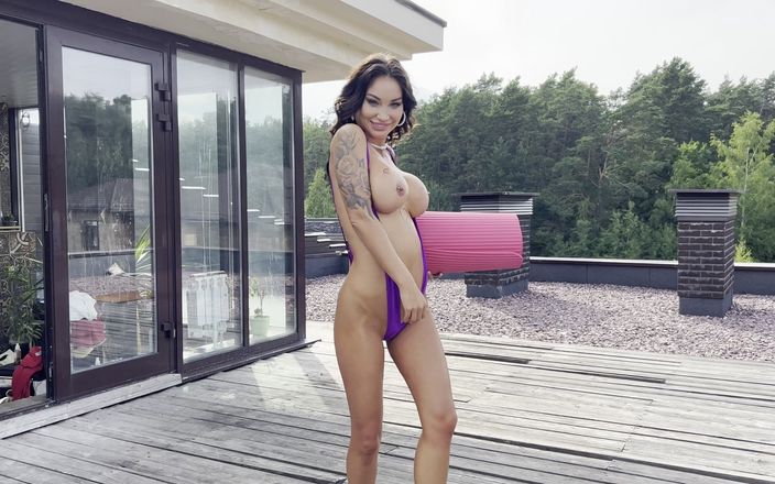 Monika Fox: Monika Fox melancap panas, berkongkek dengan pantat dan pepek dildo...