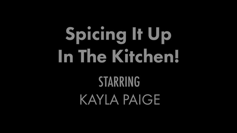 Kayla Paige: Mamă sexy țâțoasă Kayla Paige se dezbracă în bucătărie!