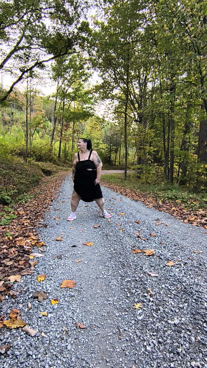 HerculesnVENUS: 在乡村公路上，这个妓女喷出大量精液