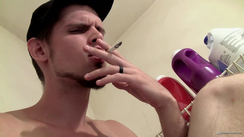 Boys Smoking: Nolan Chainin di Bilik Dobi