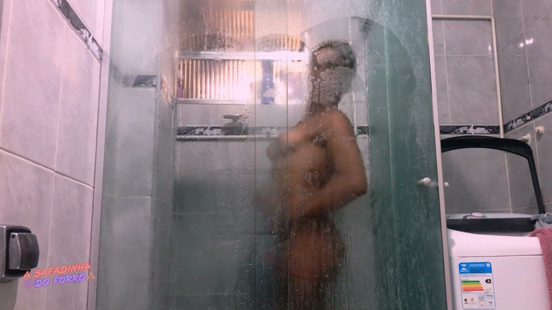 Naughty Girl TS: Couple dans la salle de bain