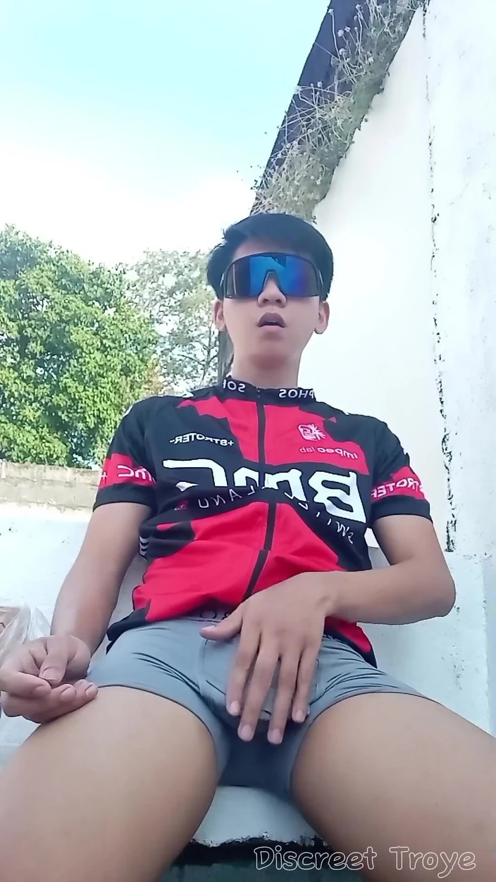Troye_AsianPinoy: Sau một chuyến đi dài, tôi dừng lại ở đây để bắn tinh dịch...