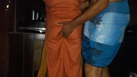 Tante seksi ini meneleponku ke rumahnya waktu dia lagi masak di kichen aku ngentot pantatnya habis-habisan