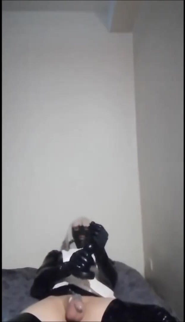 Rita anal rubberdoll: Servitoare dresată cu pumnul.