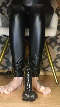 Bodymilk lady angela lagi asik footjob pakai dildo ukuran XL
