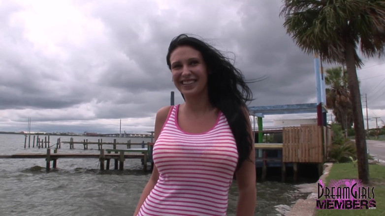 Dream Girls: Bella apne vishaal stanon aur taimpa ke aaspaas aur adhik...