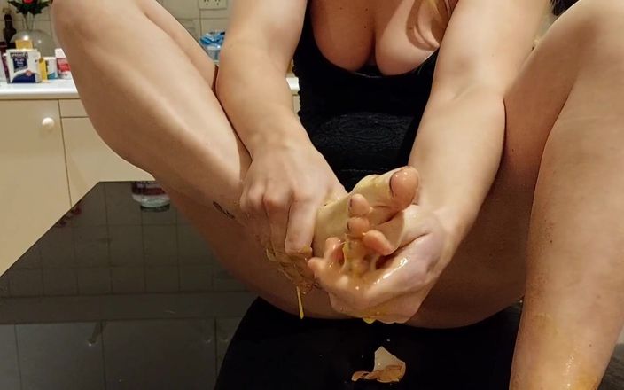 Michellexm: Cewek seksi ini lagi asik kaki kakinya sambil cuci kaki!...