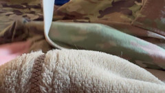 Gay Soldier Stuff: Żołnierz armii szarpnie się Noszenie biało-czerwonych bokserów Swojego Sarge'a i...