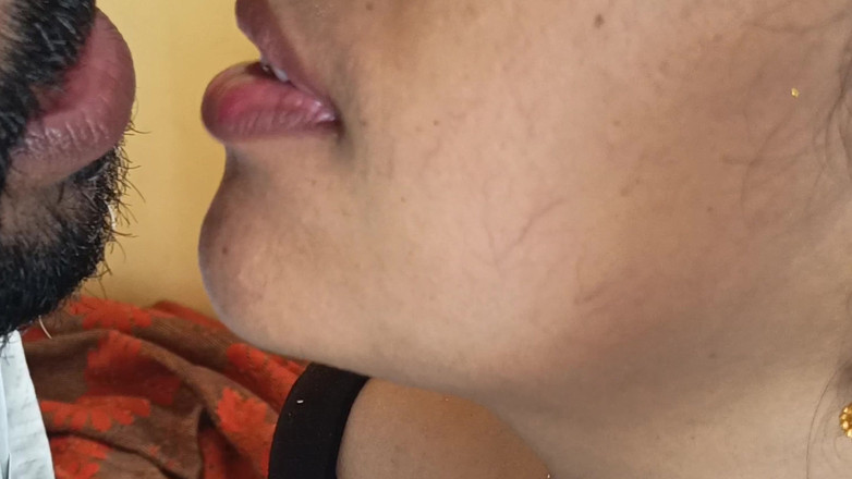 Pushpa porn: Ateşli ve sevimli derin dudak öpücüğü