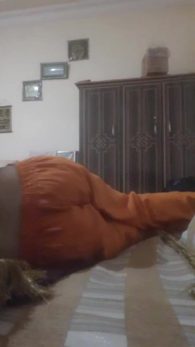 Sapnashah007: Pakistaans Pathaans meisje in oranje Shalwar toont haar kont