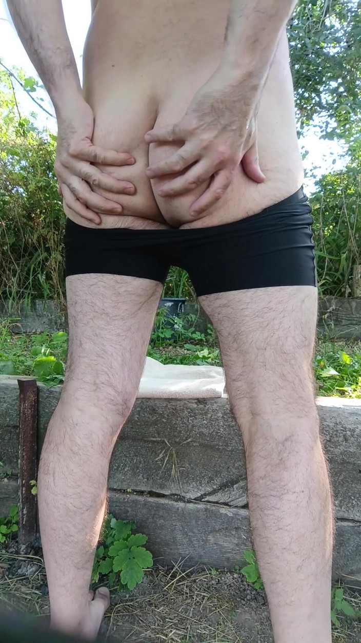 Bob Vajra: Nudità in giardino