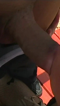 Jovem loira com bunda apertada fodida e gozada na boca por um grande pau vintage