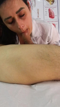 Die Krankenschwester Hat Ihn Dabei Erwischt, Wie Er Sich Einen Runterholt Hat - Und so Lange Mit Der Titte, Bis Er in Seinen Mu