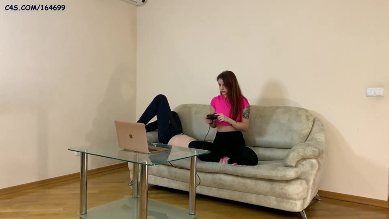Petite Princesses Femdom: Gamer girl Sofi em leggings - ignorante peso cheio sentando na...