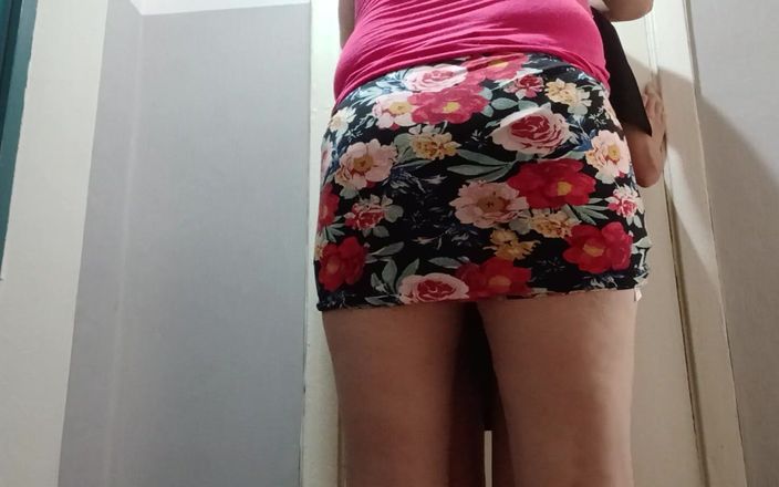 Lesbian-candys: Moja gospodyni dobrze mnie pieprzy, gdy mojego chłopaka nie ma...