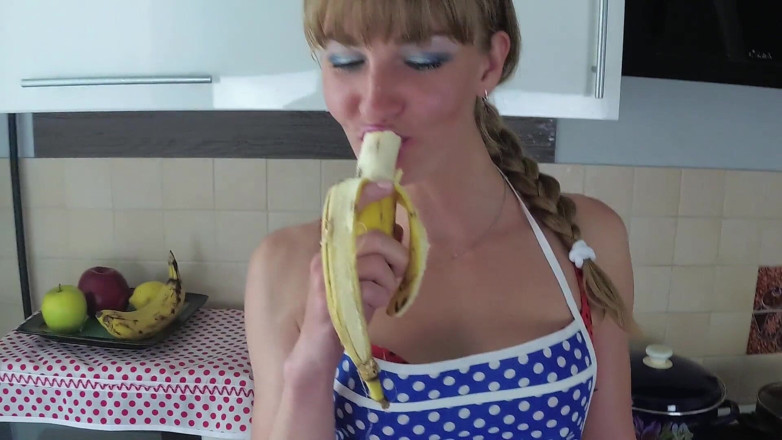 Sasha Bikeyeva: Gorąca milf ssie kutasa i pieprzy doggystyle w kuchni. Amatorskie...