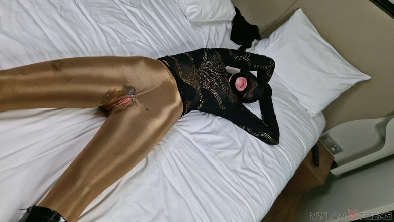 Nylon Xtreme: Perspektive Nora Fox ist zurück und versucht, von mir zu...
