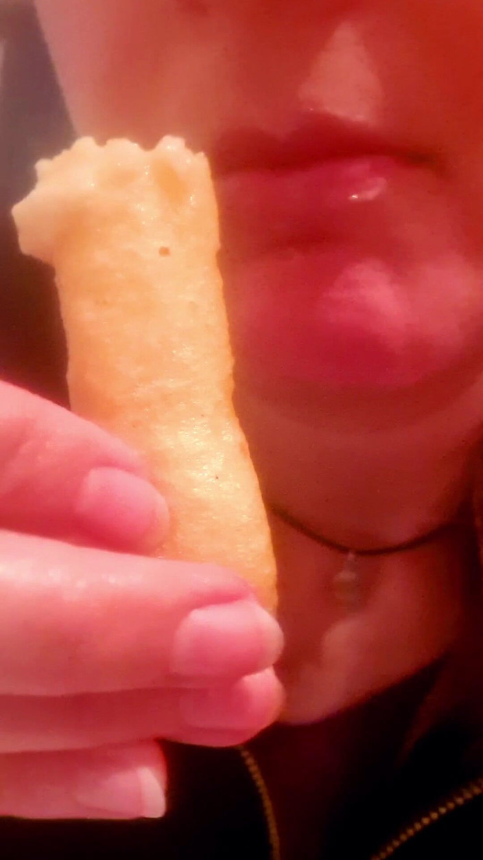 Ana Liz: Perverzní dívka saje brambory