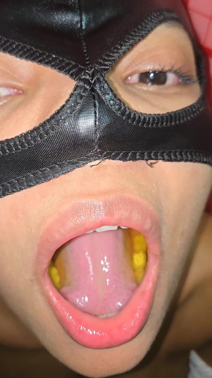 Pietro Montoya: Ochutnávání extrémně žluté a hořké moči a konečně polykání spermatu do...