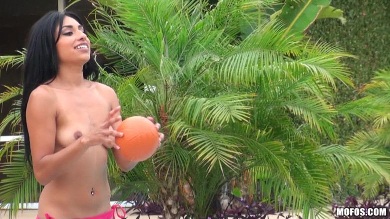 Latina Sex Tapes: Latina Sex Tapes - Latina Candy Martinez hraje hru u bazénu...