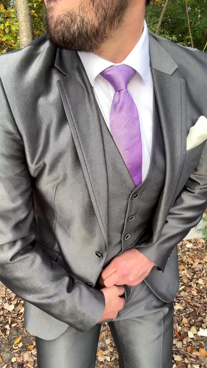 Master Shiny Shoes: Publiczna ręczna robota na zewnątrz w błyszczącym garniturze