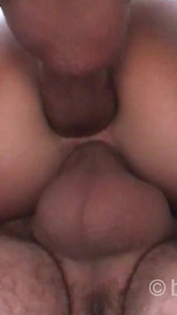 Anal sexo a três com DP e gozada em close-up