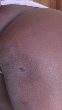 Un croupion africain se fait honorer par une grosse bite blanche