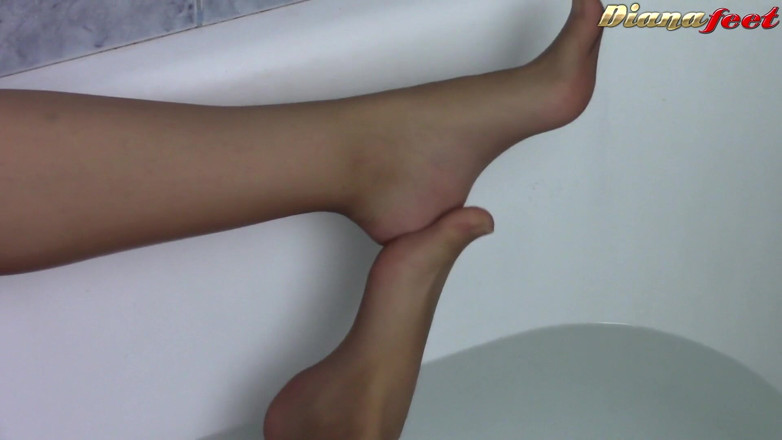 Foot Fetish HD: Fofa morena Diana esfrega seus pés sexy