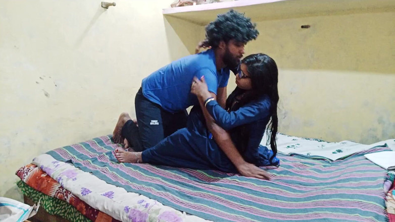 Hindi-Sex: Une belle Indienne chevauche une bite après s'être fait baiser...