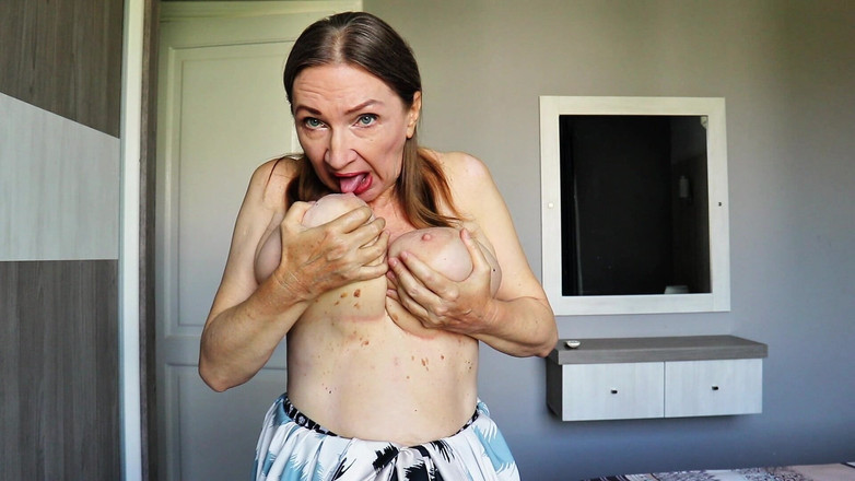 MariaOld: Prsatá zralá macecha Futanari učí vášeň