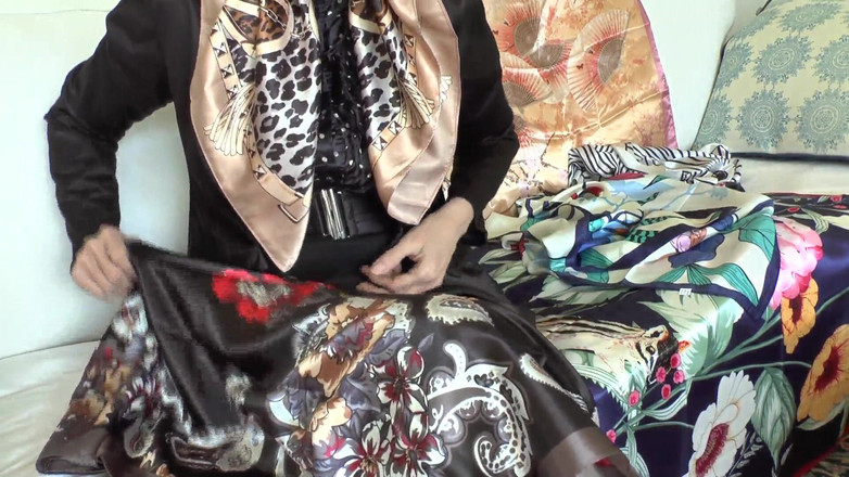 Lady Victoria Valente: サテンスカーフの日!サテンのスカーフに精液を浴びせた、レディ・ヴィクトリア・ヴァレンテ