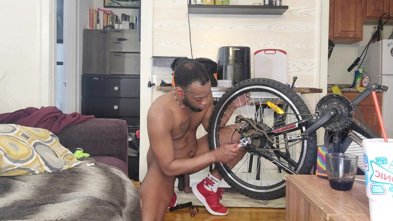 Kennie Jai: Kennie Jai Reparerar nakencyklar. Titta på den stora kuksvingen!