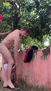 J’ai emmené mon ami derrière l’école et on a baisé chaud