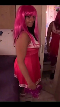 Con mi traje de animadora rosa me provocaba en una cama llena de juguetes de felpa. Luego se tomó por detrás y hizo el Wette ...