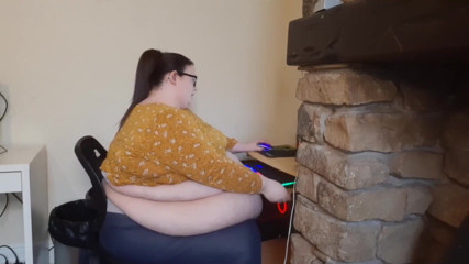 SSBBWLadyBrads: 胖女孩办公室挣扎