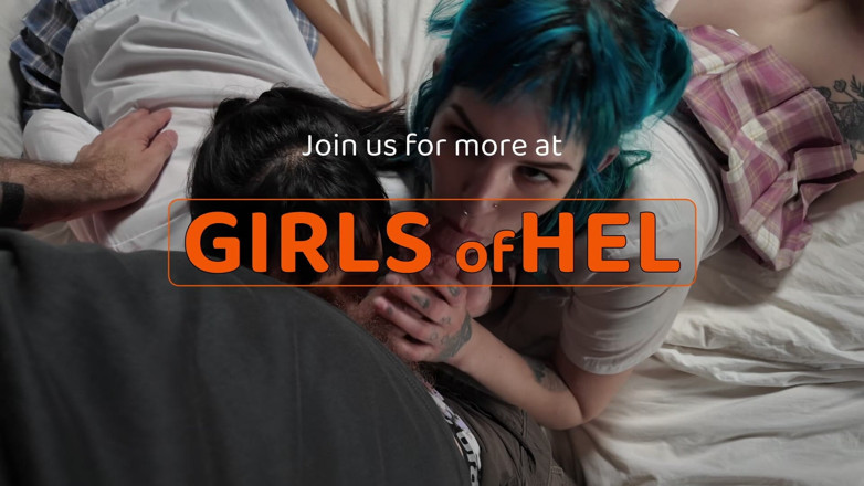 Girls of Hel: Татуированная крошка с синими волосами хочет твое внимание - мощный оргазм с волшебной палочкой перед камерой