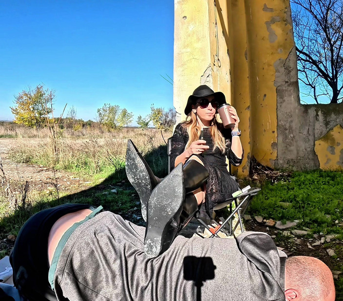 Mistressyammyboots: Лежи переді мною - кожен крок - твоє місце, рабе