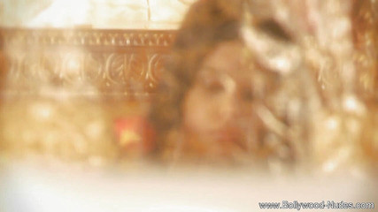 Bollywood Nudes: Hnědovlasá kočička se koupe