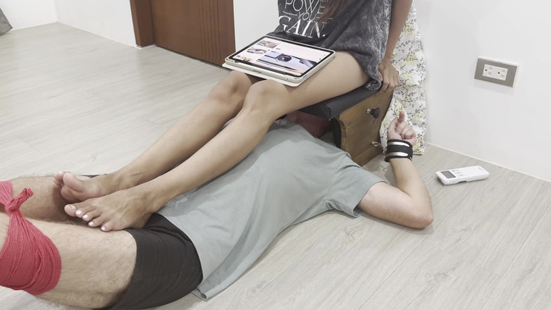 Mean Asian Wife: Azjatycka żona ignoruje męża zamkniętego w pudełku na twarzy