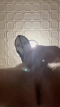 Bite sexy de 7 pouces (18 cm) appartenant à un twink mince masqué. Flashlight masturbation intense, gémissements. Vidéo complète
