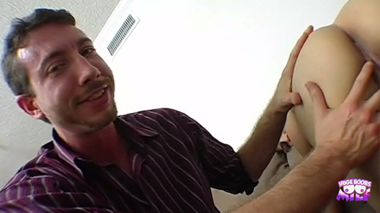 Huge Boobs MILF: There Is a sneaky House Voyeur Watching the pulchna para...