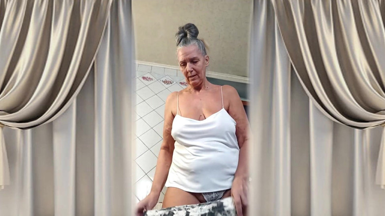 Lukerya: Горячая домохозяйка Lukerya соблазняет своими бедрами и ступнями на кухне