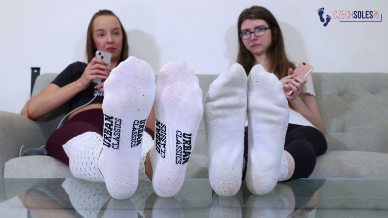 Czech Soles - foot fetish content: Zwei fuß der großen füße, langen zehen, schätzchen, vergleichen